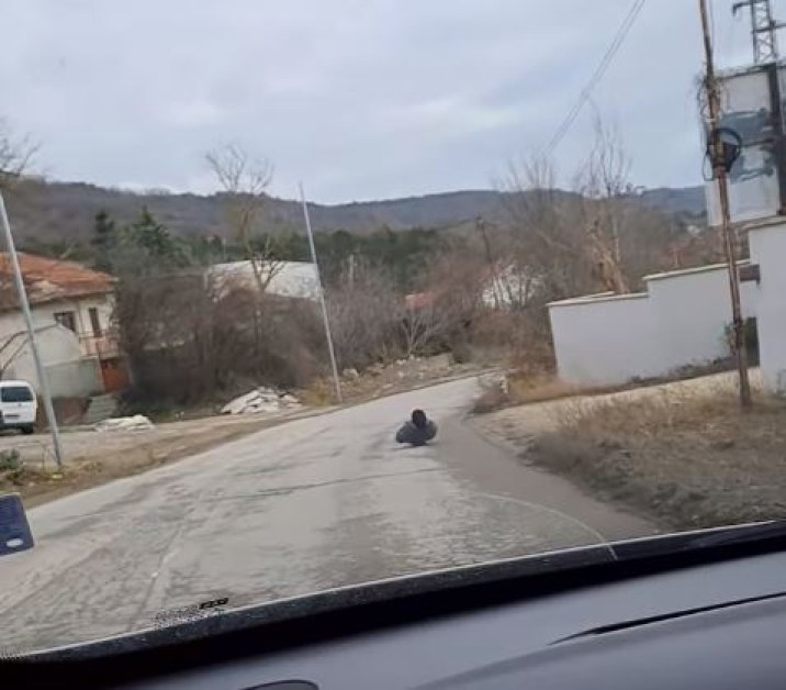 Мъж на странно возило се появи на пътя, лети с висока скорост ВИДЕО