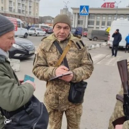 Блокират без предупреждение банковите карти на бягащите от мобилизация