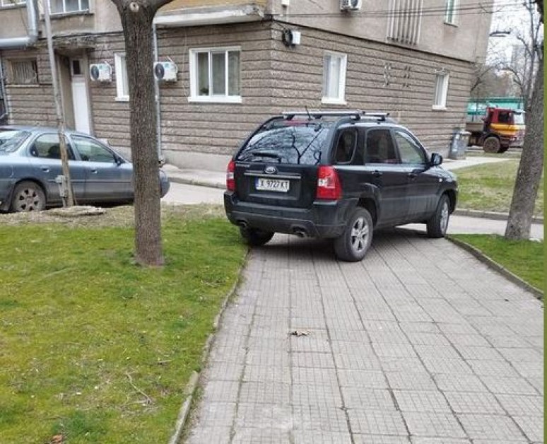 Нагло паркиране в Димитровград потресе местни граждани. На кадър в