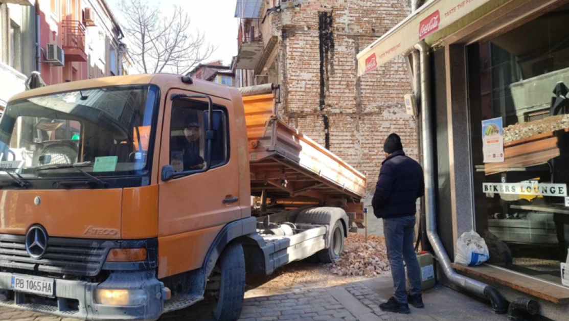 Започна укрепването на основите на застрашената къща в Пловдив СНИМКИ