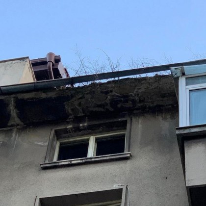 Състоянието на сграда в София притесни минувачите Граждани разказват че от