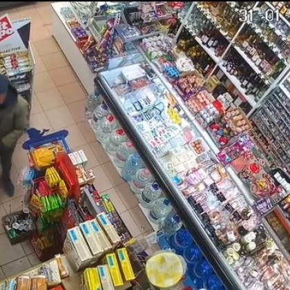 Мъж бе уловен охранителна камера да краде от магазин Случаят