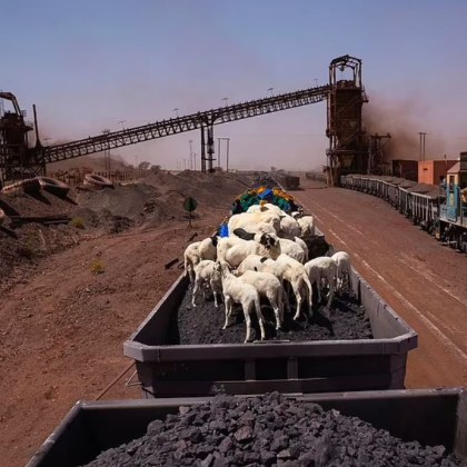 Железопътната линия на Мавритания транспортира желязна руда през пустинята Сахара