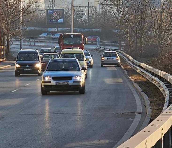 Опасно! Шофьор подкара в насрещното, размина се с десетки СНИМКИ