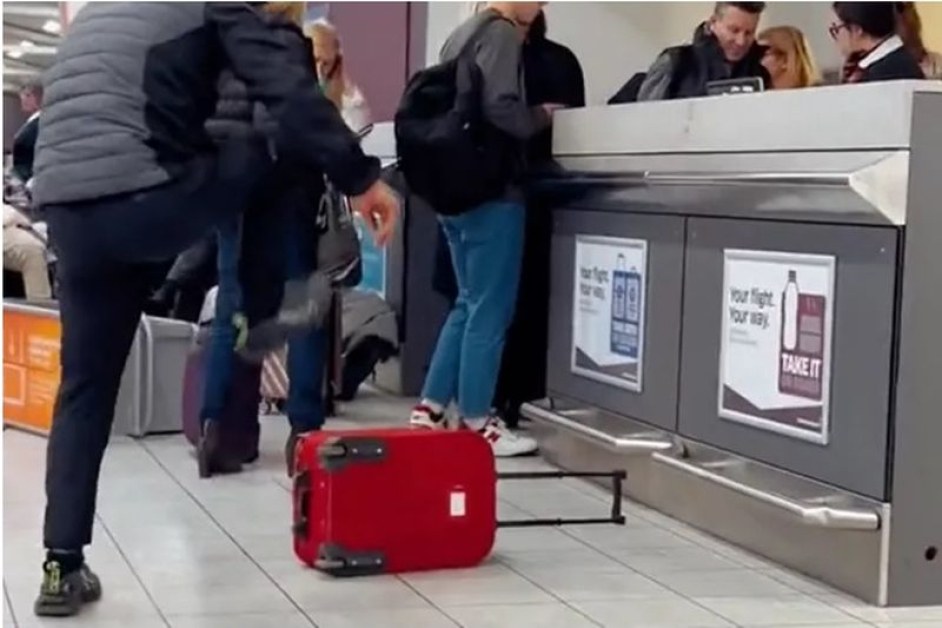Пътник публично разби куфара си, за да не го доплаща на летището ВИДЕО