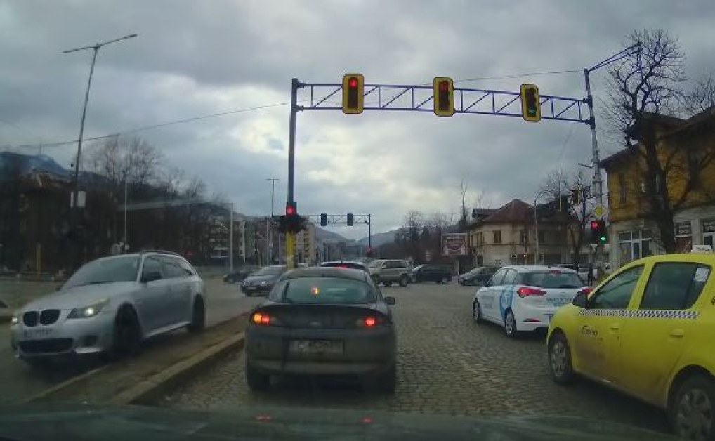 БМВ не успя да вземе завой, качи се на бордюра ВИДЕО