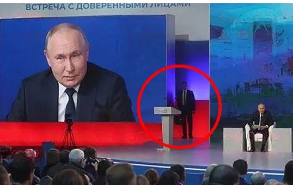 Бодигардът на Владимир Путин беше видян да държи куфарче, което