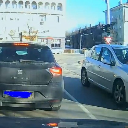 Абсурдна случка от родните пътища попадна на видео Шофьор със сив