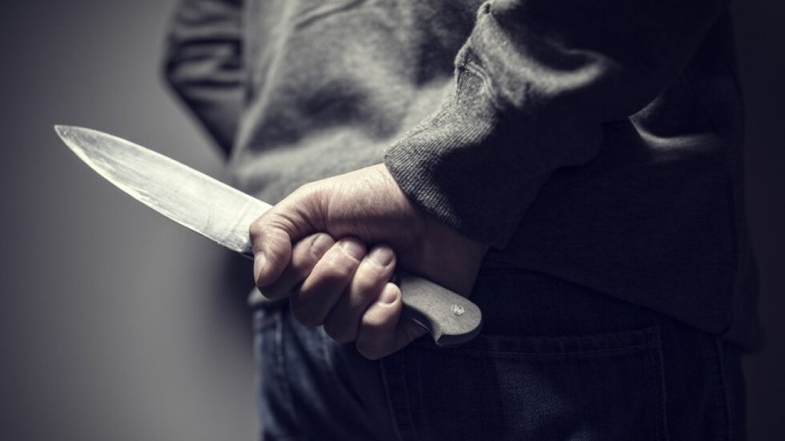 Психичноболен намушка мъж с нож