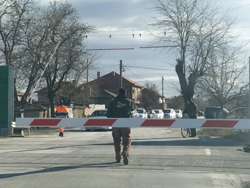 Блокаж на движението на жп прелез в Пловдивско, шофьорите - заложници