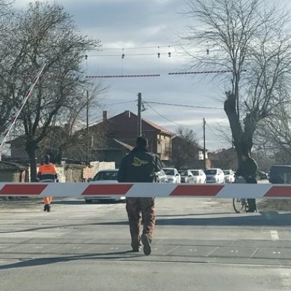 Блокаж на движението на жп прелез в Пловдивско, шофьорите - заложници