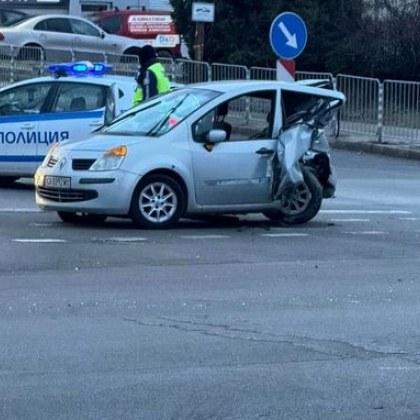 Тежък удар в София! Две коли са помлени СНИМКИ