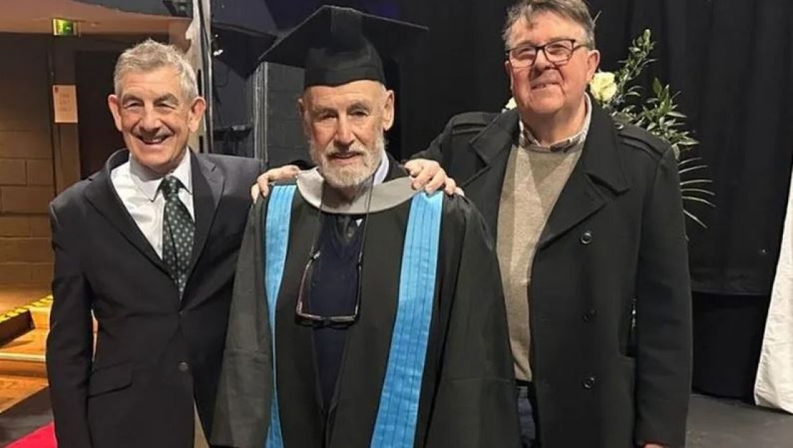 95-годишен мъж завърши магистратура, обмисля и докторат СНИМКА