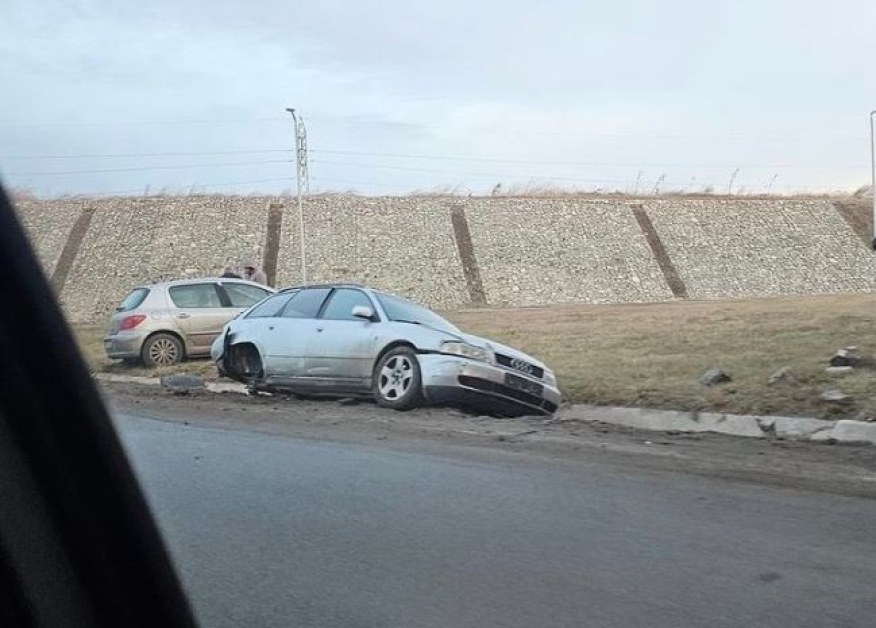 Две коли се блъснаха в кръгово, озоваха се в канавката СНИМКА