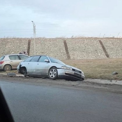 Две коли се блъснаха в кръгово, озоваха се в канавката СНИМКА