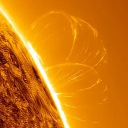 Няколко гигантски нишки плазма избухнаха в космоса от повърхността на Слънцето