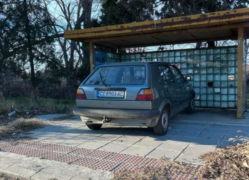 Няма празно: Шофьор откри предназначение на ръждясала спирка СНИМКА