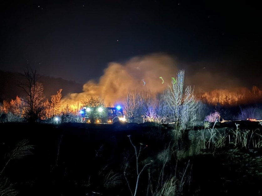 Огнени пламъци край старозагорското село Виден