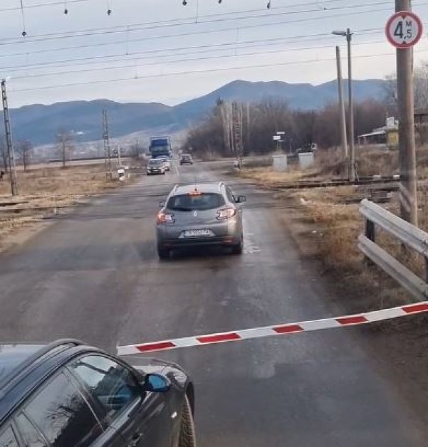 Шофьори масово нарушават правилата на жп прелез СНИМКИ