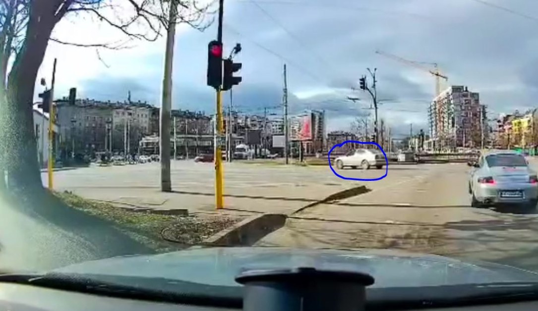 Шофьор погази червен светофар, влезе в насрещното на кръгово