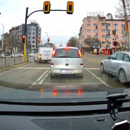 Бус на полицията е преминал на червен светофар на бул