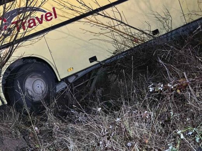 Автобус без пътници се заби в бетонов ограничител край Благоевград,