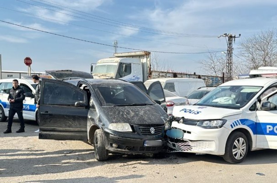Български автомобил бяга от полицията в Одрин, стрелят по него