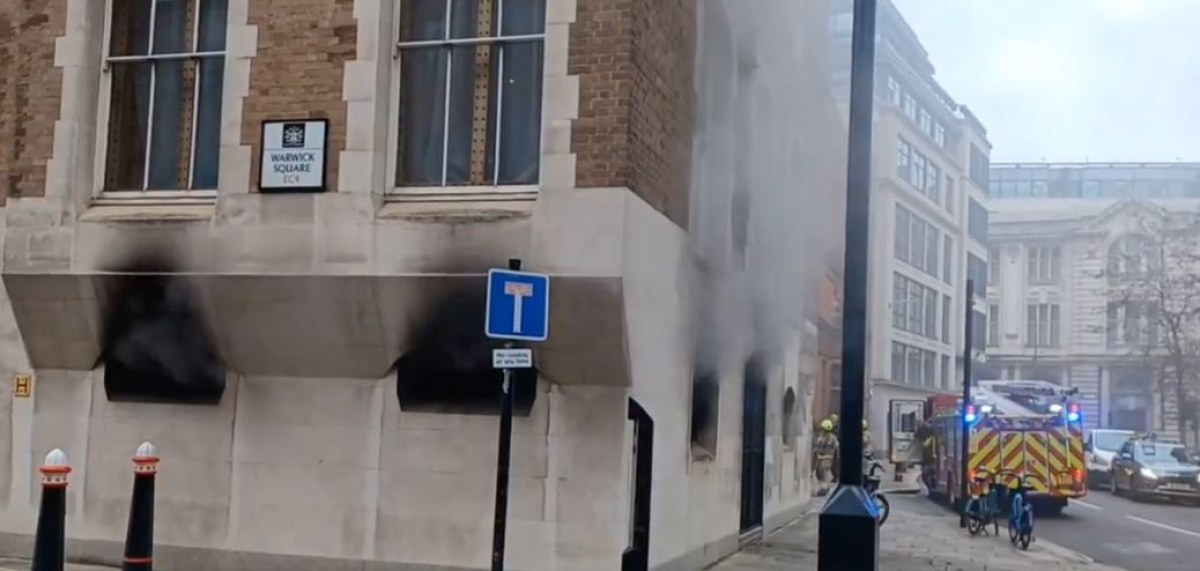 Експлозии са чути в Лондон, дим излиза от сграда ВИДЕО