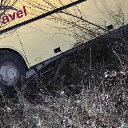 Автобус се блъсна в бетонов ограничител