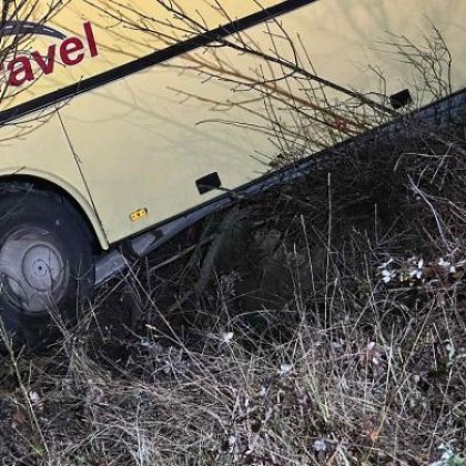 Автобус без пътници се заби в бетонов ограничител край Благоевград