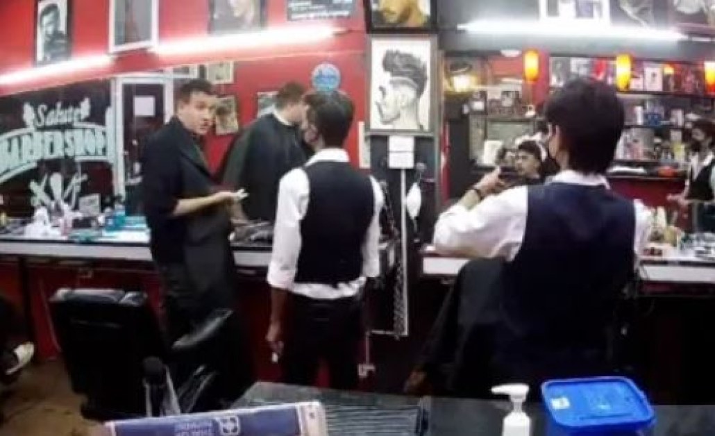 Мигновеното отмъщение на ядосан клиент в бръснарница попадна на видео.Случката