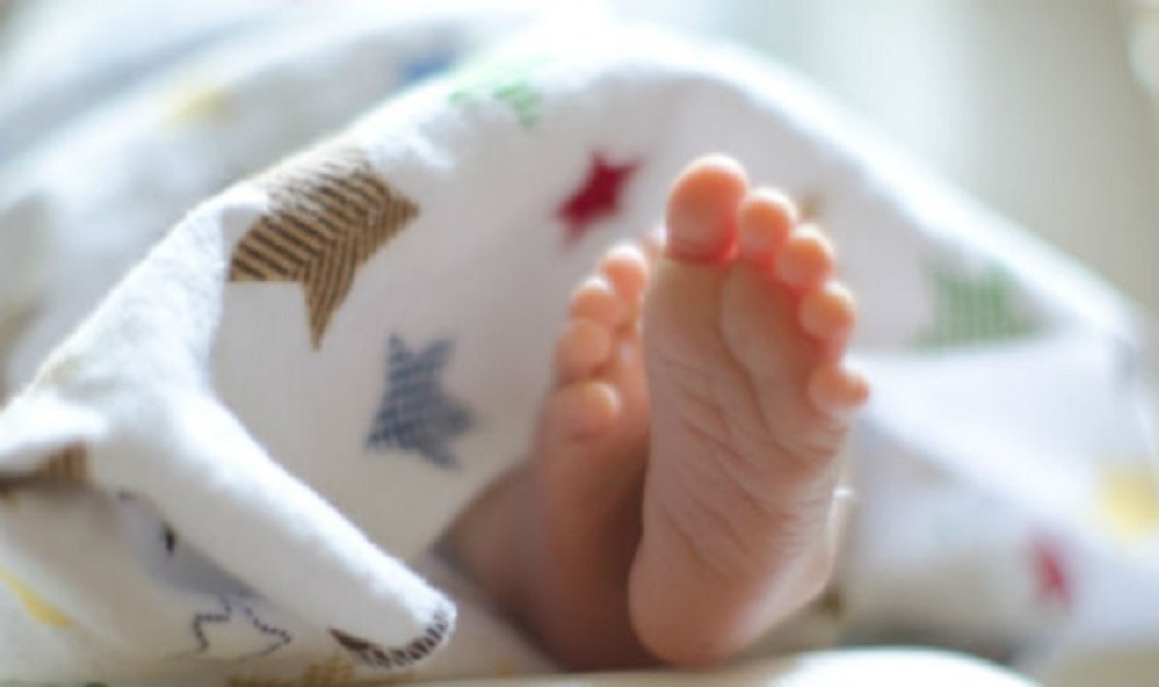 Лекари счупили врата на бебе при раждането, скрили от родителите му