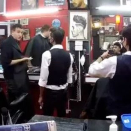 Мигновеното отмъщение на ядосан клиент в бръснарница попадна на видео Случката