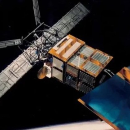 Големият мъртъв спътник на Европейската космическа агенция ESA ERS 2 е