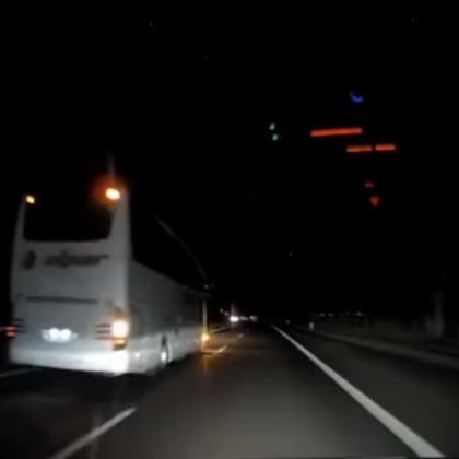 Водач на автобус провокира с опасно поведение на пътя Движейки