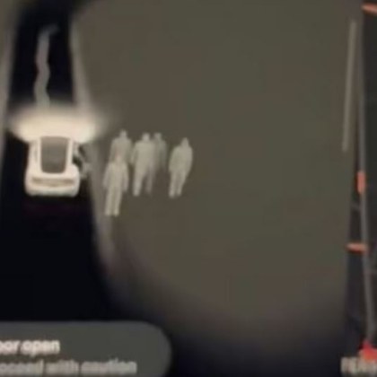 Призрачен инцидент се случи когато автомобил Tesla откри мистериозни фигури