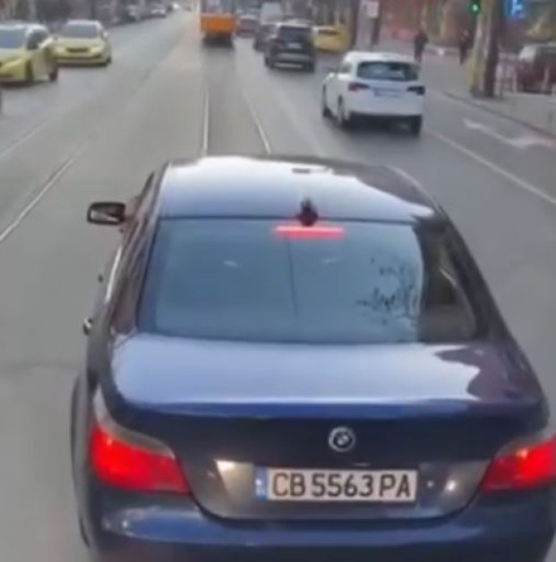 Водач с БМВ сътвори пътен абсурд в София. Колата е