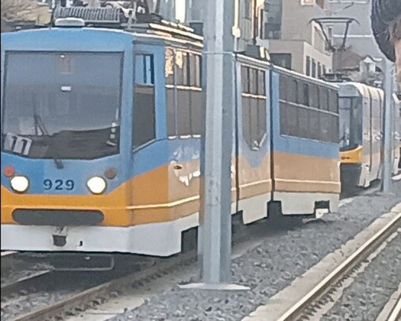 Дерайлира трамвай в София СНИМКИ