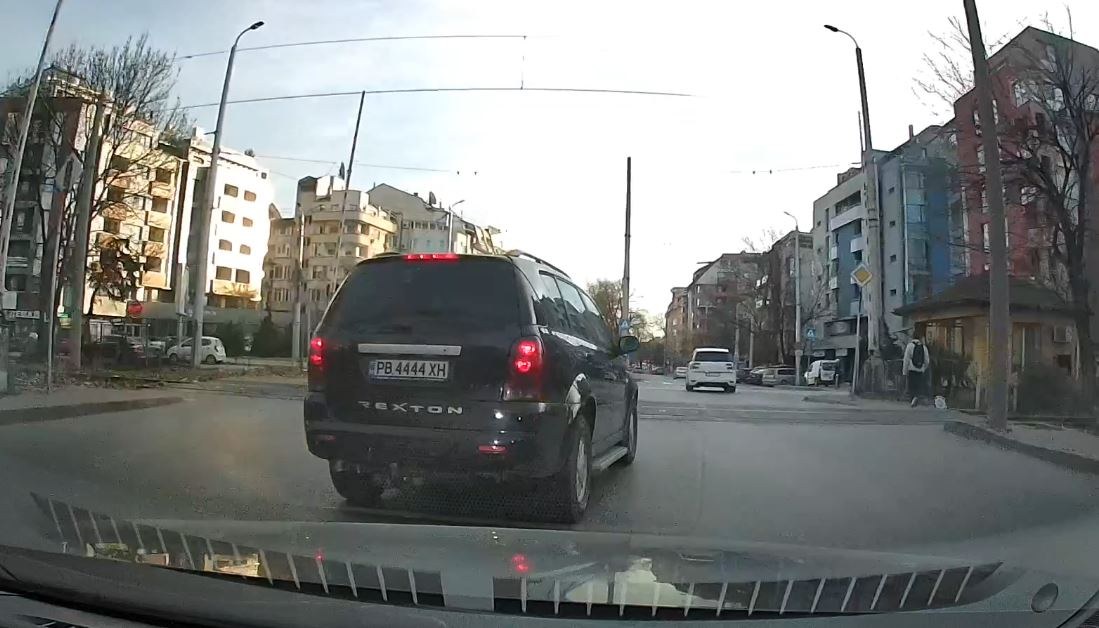 Джип с модерен номер показа защо не е лесно да шофираш в Пловдив ВИДЕО