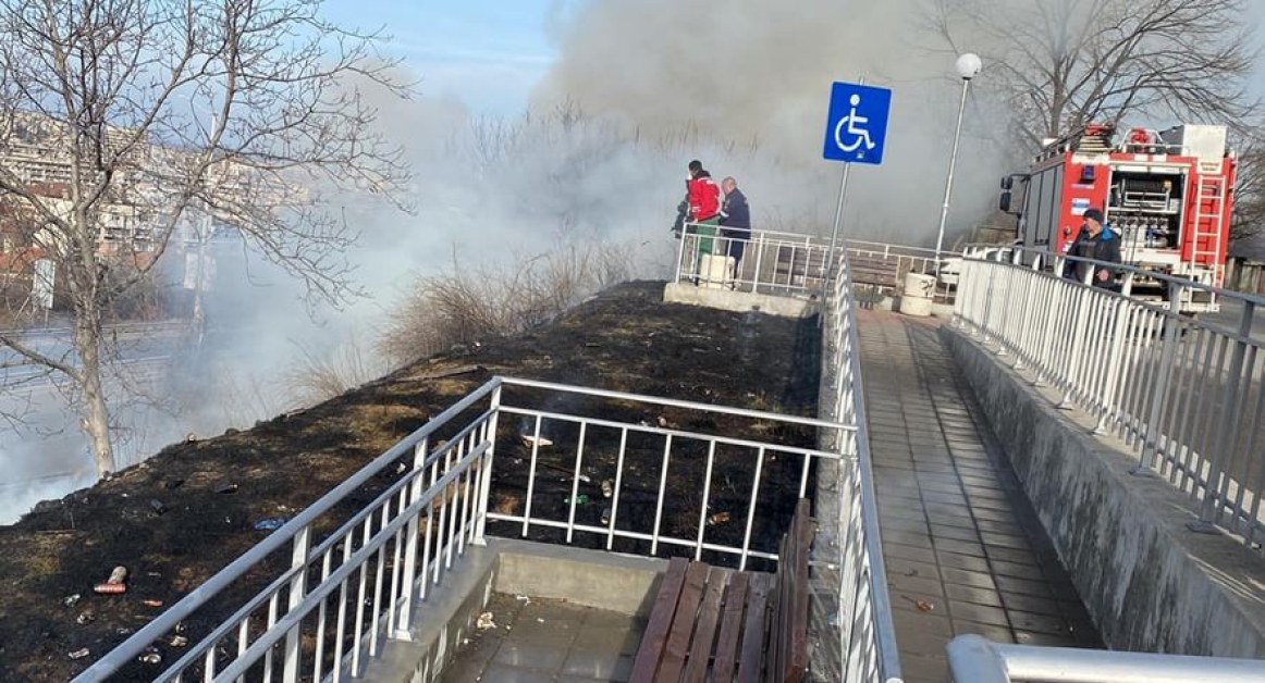 Избухна пожар в Русе, пристигнаха огнеборци СНИМКА