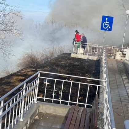  Пожар е избухнал в Русе алармират граждани Пламъците лумнали в около