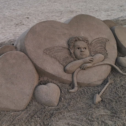 Пясъчна скулптура на Купидон се появи на плажа в Бургас