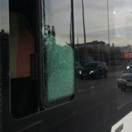 Сигнал за нападение над автобус от гневен шофьор в столицата
