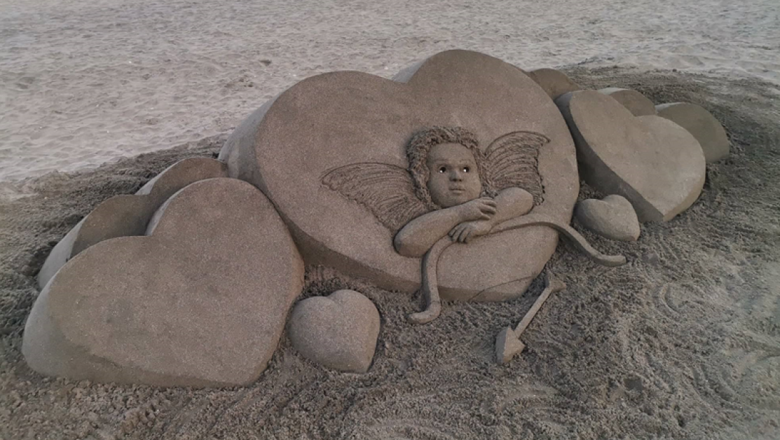 Пясъчна скулптура на Купидон се появи на плажа в Бургас СНИМКИ