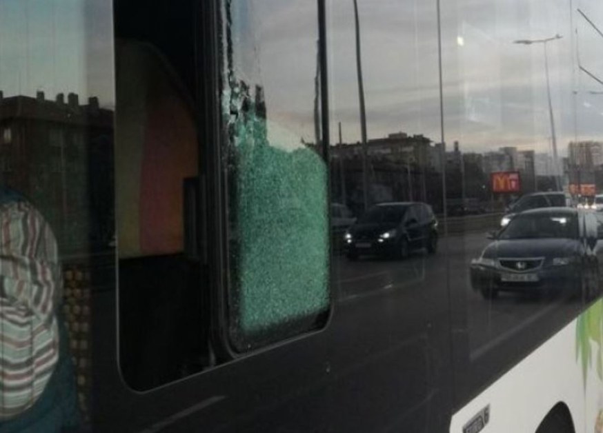 Защо шофьор на джип потроши автобус в София