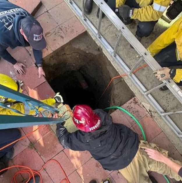 Огнеборци се притекоха на помощ на жена, паднала в 7-метрова