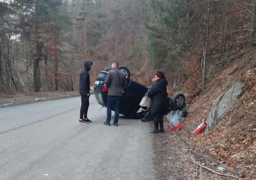 Кола се обърна по таван край Самоков СНИМКА