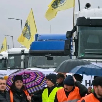 В интернет се появи видео на което полски фермери блокирайки изхода на