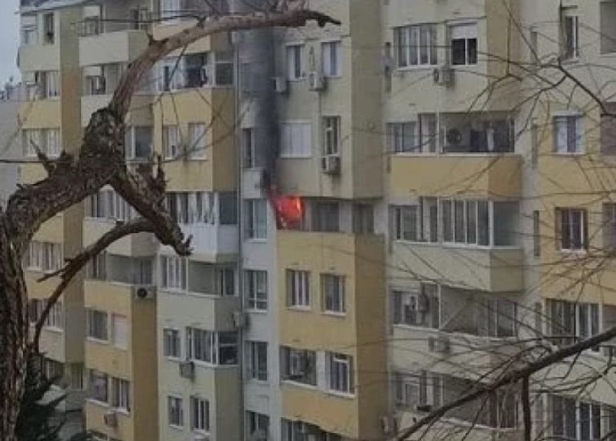 Огнени пламъци в блок в Хасково, спасяват хората със стълба, има ранени ВИДЕО