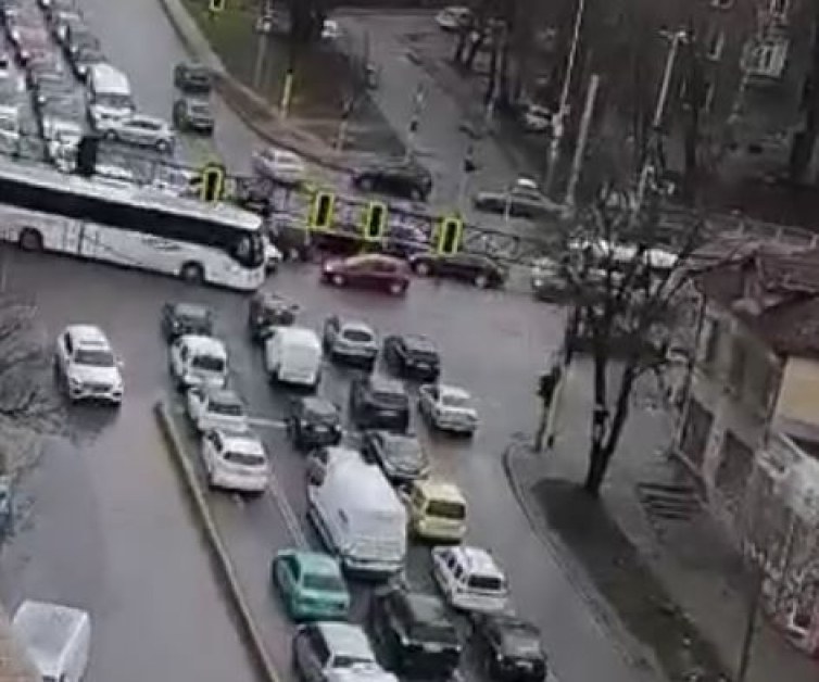 Хаос в София! Не работи ключов светофар, има огромно задръстване СНИМКИ